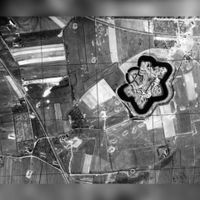 Luchtfoto uit WOII in de periode 1940-1942 met de aangelegde kazematten en bunkers in de omgeving van Fort bij Vechten met het Fectio Vechten terrein. Bron: Kadaster NL.