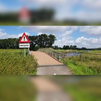 Bruggetje over een sloot in de richting gezien van de Osdorperweg met het Bosch van Drakesteinpad te Amsterdam in augustus 2021. Foto: Sander van Scherpenzeel.