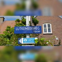 Straatnaambord &#039;Lutkemeerweg&#039; te Amsterdam Osdorp in augustus 201. Foto: Sander van Scherpenzeel.