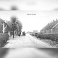 Zicht op de Achterdijk met rechts de huisjes van jhr. Hendrik Willem Bosch van Drakestein van Oud-Amelisweerd (Achterdijk 2-10) in ca. 1900-1910. Bron: onbekend.