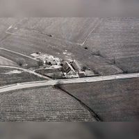 Luchtfoto gezien vanuit het westen met boerderij Nieuwoord (Notengaarde nr. 3) aan de Utrechtseweg in ca. 1975 van familie de Vor. Bron: HUA, 1929.