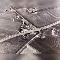 Luchtfoto gezien vanuit het zuidwesten op de Houtebsewetering (weg), aansluitend op de Schalkwijkseweg en de Leedijk met middenboven boerderij schoneveld.in de jaren zeventig. Bron: HUA, 1929.