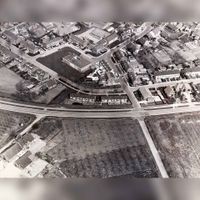 Luchtfoto gezien vanuit het zuiden op de Utrechtsweg aansluitend op de Schalkwijkseweg bij de grens met de Pr. Bernhardweg. Linksonderaan boerderij Zorgvliet. Foto uit 1978-1981. Bron: HUA, 1929.