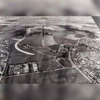 Luchtfoto gezien vanuit het zuidoosten met links de laatste aanleg van de noordwestelijke Rondweg rond 1983-1984. Bron: HUA, 1929.