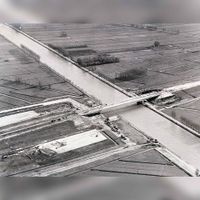 Luchtfoto gezien vanuit het zuidoosten met zicht op de bouw van de Houtensebrug in 1979 over het Amsterdam-Rijnkanaal. Bron: HUA, 1929.