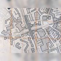 Plattegrond van het nieuwe centrumgebied van Houten uit ca. 1980 met globaal ingetekend de gebouwen die nog gerealiseerd moest gaan worden. Bron: Het Utrechts Archief, 941 72.