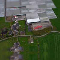 Luchtfoto gezien vanuit het oosten met het kassencomplex van Jongerius met midden het kasteelterrein Oud-Wulven met onderaan boerderij Oud-Wulverbroek in het voorjaar van 2019. Foto: Slagboom en Peeters Luchtfotografie B.V..