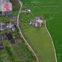 Luchtfoto gezien vanuit het zuiden met links het kasteelterrein van Oud-Wulven en midenrechts boerderij Oud-Wulverbroek in het voorjaar van 2019. Foto: Slagboom en Peeters Luchtfotografie B.V..