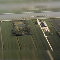 Luchtfoto van de eendenkooi naast boerderij Kanaaldijk Zuid 24 in 1985-1995. Bron: Regionaal Archief Zuid-Utrecht (RAZU), 353.