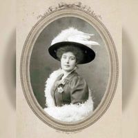 Portret van jkvr. Charlotte Louise van Rappard (1890-1983) in 1909 net voor haar huwelijk met Paulus Andries van Eys (1884-1962). Bron: Stadsarchief Amsterdam.