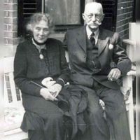 Portret van (rechts) Charles François Testas van Oud-Wulven (1864-1954) en zijn zus Anna Henriette Petronella Testas-Van Rappard (1862-1954) in de 1947. Bron: Stadsarchief Amsterdam.