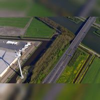 Luchtfoto gezien vanuit het zuiden op de rijksweg A27 met links bedrijfsterrein Het Klooster rechtsboven het Amsterdam-Rijnkanaal. Foto: Slagboom en Peeters Luchtfotografie B.V..