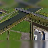 Luchtfoto gezien vanuit het westen op de Vuilcop met links het Amsterdam-Rijnkanaal (gem. Houten) en rechts het bedrijfsterrein Het Klooster (gem. Nieuwegein), Middenboven de Houtensebrug onder de rijksweg A27. Foto: Slagboom en Peeters Luchtfotografie B.V..