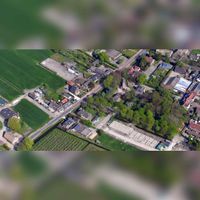 Luchtfoto gezien vanuit het zuidwesten van het dorp 't Waal met de N.H. Kerk aan de Kerkebrink met middenrechts de Strijpweg. Foto: Slagboom en Peeters Luchtfotografie B.V..