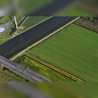 Luchtfoto gezien vanuit het zuidwesten met linksonder de rijksweg A27 over het Amsterdam-Rijnkanaal. Linksboven De Staart. Naast de rijksweg de Knoesterweg. Foto: Slagboom en Peeters Luchtfotografie B.V..