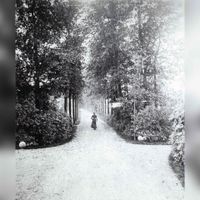 Het weggetje richting De Grund (Grundweg) vanaf De Herenweg. Op de weg loopt een dame, vermoedelijk van de familie Waller in ca. 1900. Bron: Regionaal Archief Zuid-Utrecht (RAZU), 353.
