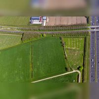 Luchtfoto gezien vanuit het zuiden met onderaan de Langeweg in een knik. Rechts de rijksweg A27. Met bovenaan de Utrechtseweg met ten zuiden ervan de Warmoesgraaf. Foto: Slagboom en Peeters Luchtfotografie B.V..