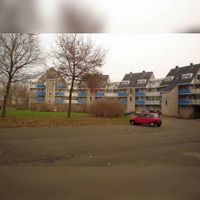 Gezicht op de appartementen aan de Nobelslag nr. 76-142 in 2006 met links buitenbeeld het Imkerspad. Foto:: Sander van Scherpenzeel.