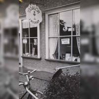 IJsalon J. Roskam aan de Herenweg 6 gezien in de periode 1960-1960. Later zou hier Cafetaria De Roskam komen. In 2016 verhuisde de snackbar na een brand naar de Loerikseweg 15. Bron: Regionaal Archief Zuid-Utrecht (RAZU), 005. (1)