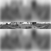 Panoramafoto genomen vanaf de Staatslijn H op de naastgelegen LObbendijk in zuidelijke ricjhting. Met rechts de nog particuliere spoorwegovergang van familie Kemp. Hier is nu de noordelijke Rondwegtunnel. Foto uit 1976-1978. Foto: Jos Schalkwijk.