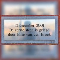 '12 DECEMBER 2011 DE eerste steen gelegd door Elise van den Broek'. De eerstesteenlegging voor sporthal De Wetering en het korfbalvereniging Victum aan de Hefbrug 5. Foto: Sander van Scherpenzeel.