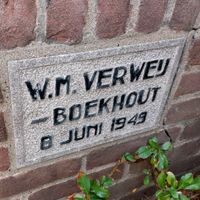 Gezicht op de eerstesteenlegging van het huis aan de Herenweg 1 door W.H, Verweij-Boekhout op 8 juni 1949. Het voorgaande huis was bij een bombardement op het Oude Dorp van Houten in november 1944 vernietigd. Foto in september 2022. Foto: Sander van Scherpenzeel.