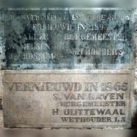 'DE VERDIEPING EN TORENSPITS VERNIEUWD IN 1893 J. WALLER BURGEMEESTER W. VELSEN J. v. ROSSUM WETHOUDERS'. Steen in de nis bij de trap naar het orgel in de gemeentelijke kerktoren aan de Lobbendijk 1 in Houten. Foto: Sander van Scherpenzeel.