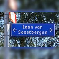 Straatnaambord 'Laan van Soestbergen' naast begraafplaats Soestbergen in februari 2022. Foto: Sander van Scherpenzeel.