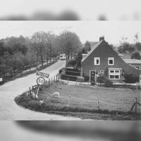Gezicht vanaf de Lekdijk op de Strijpweg naar Tull en 't Waal in de jaren 60-70. Bron: Regionaal Archief Zuid-Utrecht (RAZU), 353.