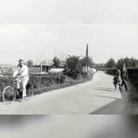 Gezicht op de Vlierweg in noordwestelijke richting van het Oude Dorp rond 1970. Bron: Regionaal Archief Zuid-Utrecht (RAZU), 353.