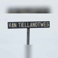 Origineel email bord 'Van Tiellandtweg' afkomstig uit Houten. Nu bij een boerderij in Zeewolde vinden. Foto: Familie Sturkenboom.
