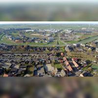 Een drone-luchtfoto op het Oude Dorp in zuidelijke richting gezien met rechtsonder de Pr. Bernhardweg, horizontaal de noordwestelijke Rondweg met erachter het voorzieningengebied De Bruggen en meer in zuidelijke richting bedrijfsterrein De Boten en De Schepen. Foto: Bert Goes.