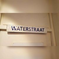 Straatnaambord 'Waterstraat', hangend in het Volksmuseum Wijk C te Utrecht. Foto: Sander van Scherpenzeel.