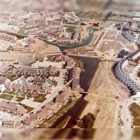 Luchtfoto gezien vanuit het westen met links de buurt De Gaarden en rechts de buurt Den Oord met middenin het Imkerspark in aanleg in 1983-1984. Bron: Regionaal Archief Zuid-Utrecht (RAZU), 353.