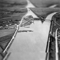 Luchtfoto van de splitsing van het Amsterdam-Rijnkanaal (links) en het Lekkanaal bij Nieuwegein uit het noorden. Ter hoogte van de Plofluis wordt het Amsterdam-Rijnkanaal vergraven en om de sluis heen geleid in 1982. Bron: Het Utrechts Archief, catalogusnummer: 842791.