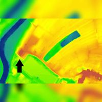 Hoogtekaart van hoogte (rood/oranje) en laagte (groen/blauw) verschillen aan de oostoever van de rivier de Linge. Met links de Linge. Pijl duidt de plek aan waar het huis of de steenfabriek gestaan zou hebben? Bron: Actuele Hoogtekaart Nederland.