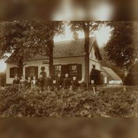 Het oorspronkelijke huis Splinterenburg in ca. 1902 met op de voorgrond Willem Huisman met zijn kinderen. Willem was pachter van boerderij Klein Drakenstein aan de Hooge Vuurscheweg 1 in Lage Vuursche. Bron: Groenegraf.nl, Baarn.