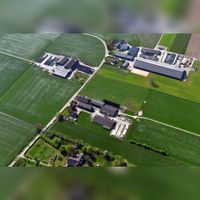 Luchtfoto uit 2019 gezien vanuit het noordoosten van boerderij de Ossenwaard (rechtsboven) met links boerderij De Hoop. Foto: Slagboom en Peeters Luchtfotografie B.V..