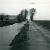 Gedeelte van de Kaaidijk en de Schalkwijksewetering gezien naar het westen in maart 1988. Foto: O.J. Wttewaall. Bron: Regionaal Archief Zuid-Utrecht (RAZU), 353.
