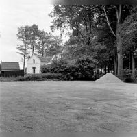 Gezicht op het juist aangelegde parkeerterrein achter het boswachtershuis Koningsweg 372-374 bij het landgoed Nieuw-Amelisweerd te Utrecht op vrijdag 7 juli 1967. Bron: Het Utrechts Archief, catalogusnummer: 128740.