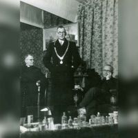 Middenstandstentoonstelling: burgemeester Heafkens houdt een toespraak. Links pastoor Aukes, rechts Jac. Den Hartog in 1948. Bron: Regionaal Archief Zuid-Utrecht (RAZU), 353.