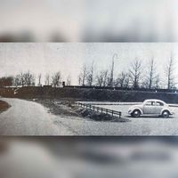 Zicht op de zij-weg van de Koppeldijk met op de achtergrond het talud van de Houtensepad met links het viaduct over de rijksweg A12 in 1965-1973. Bron: Regionaal Archief Zuid-Utrecht (RAZU), 033 219.