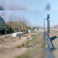 De sluiting van het parkeerterrein aan de Randhoeve ter voorbereiding van de spoorverdubbeling aan de westkant van Houten van de spoorbaan in zuidelijke richting. Bron: Regionaal Archief Zuid-Utrecht (RAZU), 033, 237.