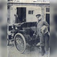 De heer Testas van Oud-Wulven bij zijn auto. De opname werd gemaakt bij de schuur van het huis Klein Curaçao aan De Poort nr. 36. Opnamen van 8 augustus 1898. Bron: Regionaal Archief Zuid-Utrecht (RAZU), 353.