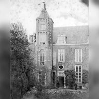Gezicht op de achtergevel van het huis Renesse (Drift 23) te Utrecht met de toren in 1859. Dit huis heeft in 1890 het adres Drift 23 gekregen. Bron: Het Utrechts Archief, catalogusnummer: 56336.