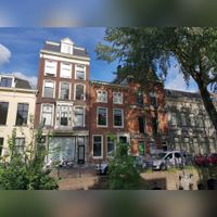 Pand in het midden aan de Nieuwegracht nr. 28 was het midden van negentiende eeuw het eigendom van Jhr. Hendrik Willem Bosch van Drakestein van Oud-Amelisweerd. Foto gemaakt op zondag 6 september 2020, Sander van Scherpenzeel.