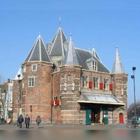 In de Waag in Amsterdam waren verschillende gilden gehuisvest, die ieder hun eigen ingang hadden. Bron: Wikipedia Gilde.