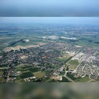 Luchtfoto vanuit het zuidoosten in de zomer van 1986. Houten Noordwest is net in ontwikkeling gekomen te westen van de voormalige Utrechtseweg. Bron: Regionaal Archief Zuid-Utrecht (RAZU), 353, 50208, 121.