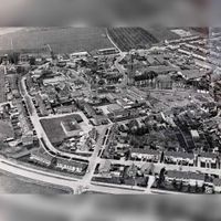 Luchtfoto vanuit het westen van de kern van het dorp Houten in ca. 1975. Bron: Regionaal Archief Zuid-Utrecht (RAZU), 353, 54212, 118.