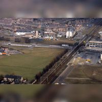 Luchtfoto van het gebied rondom het station met in het midden het Onderdoor en rechts Het Rond in 1983-1984. Bron: Regionaal Archief Zuid-Utrecht (RAZU), 353, 50369, 121.
